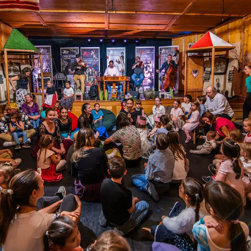 Madárdalos gyerektáncház a Fitos Dezső Társulattal