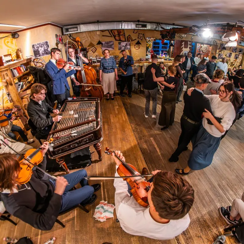 Kamasz Táncház a Szapora Bandával