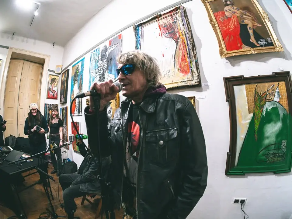 MENYUS 60 tárlatvezetés a Művésszel! koncert Budapesten (Gödör Klub)