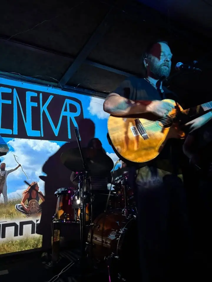 ÚJZENEKAR koncert :: vendég: Abszolút Beginners koncert Budapesten (Hunnia Bisztró)