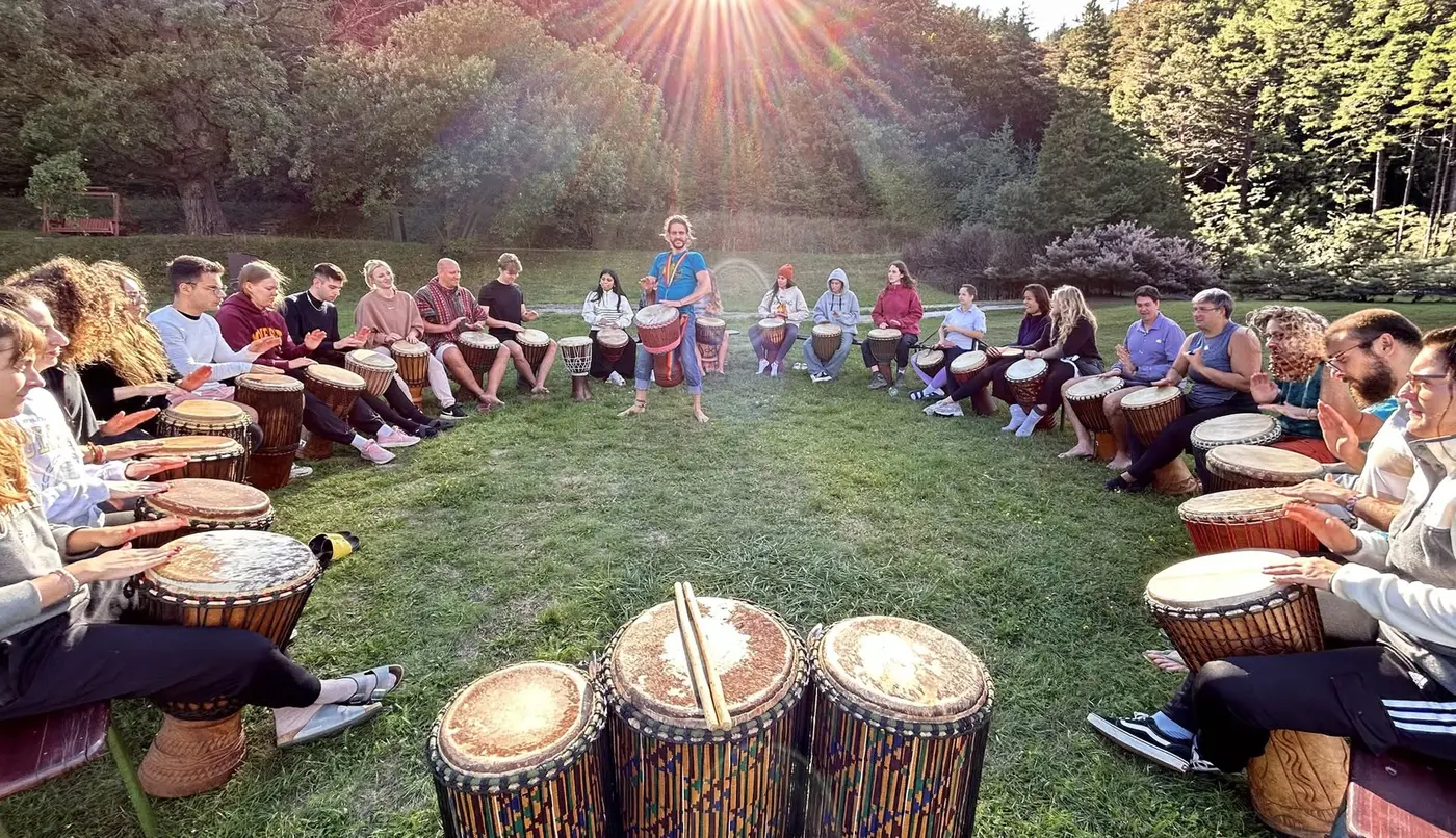 Beszélő dobok – Közösségi zenélés a Magbeat Studioval | Ütőhangszeres workshop, vezetett örömzenélés koncert Budapesten (Magyar Zene Háza)