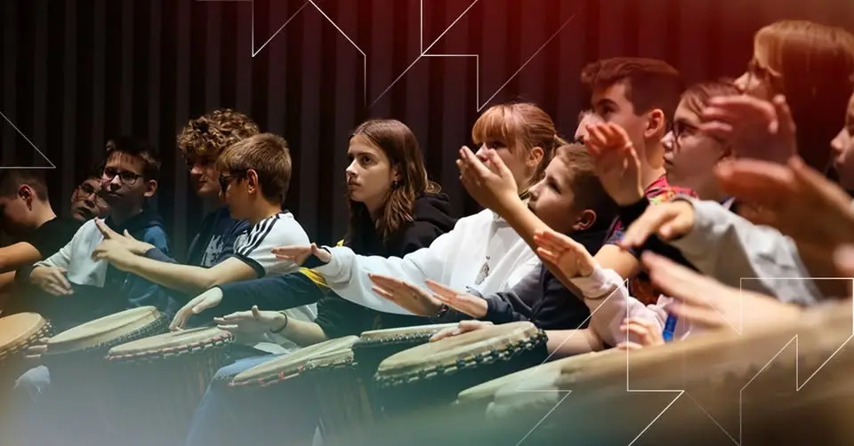 Beszélő Dobok – Junior | Közösségi örömzenélés afrikai dobokkal koncert Budapesten (Magyar Zene Háza)