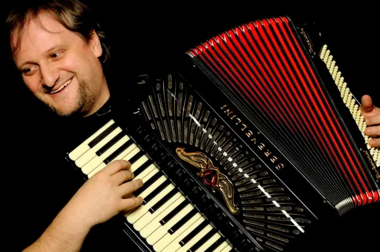 Orosz Zoltán harmonikaművész és Barátai újévi koncertje koncert Budapesten (MOMkult)