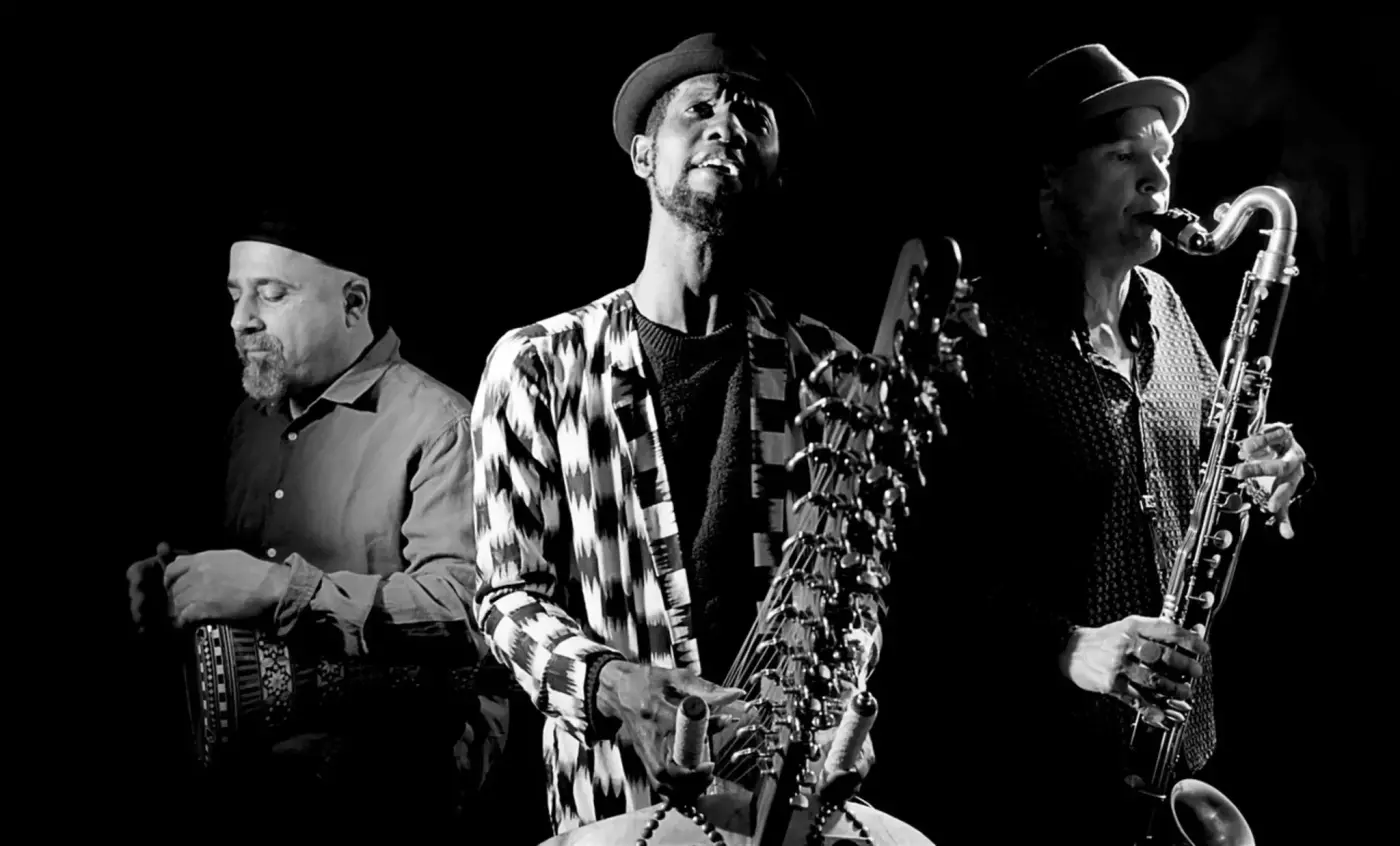 JMO | Jan Galega Brönnimann – Moussa Cissokho – Omri Hason (CH/SN/IL) koncert Budapesten (Opus Jazz Club)