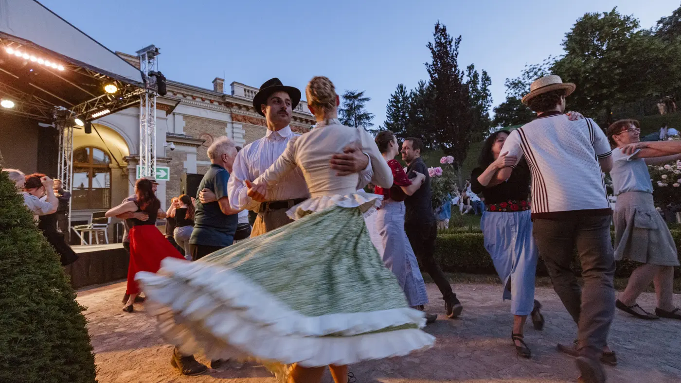 Nyáresti táncházak koncert Budapesten (Várkert Bazár)