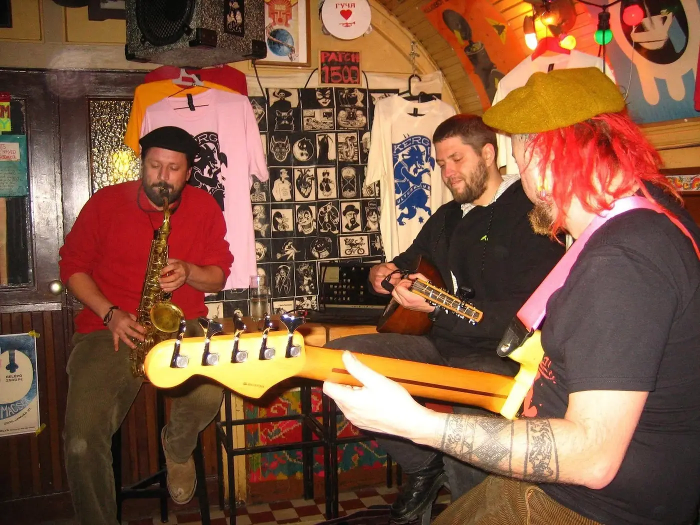Csángálló minimál koncert Budapesten (Zsír)